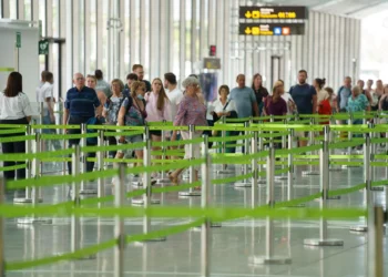Los aeropuertos canarios registran 4,5 millones de pasajeros en abril, un 9 % más que en 2024