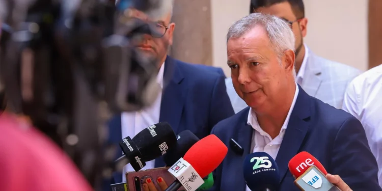 El PSOE acusa a Clavijo de «sumisión» ante el PP respecto a los menores migrantes