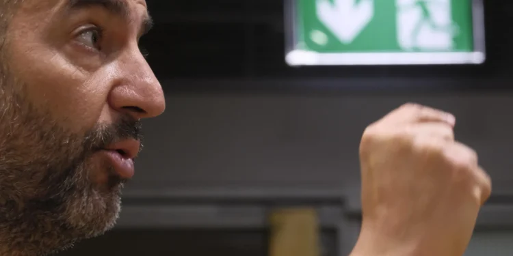 Diego Martínez: «Es un momento muy duro y triste, pero debemos respetar la competición»