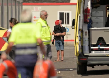 Los tres niños del cayuco hospitalizados en Tenerife tras estar cerca de ahogarse evolucionan bien