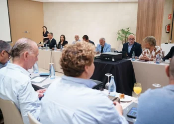 La patronal hostelera y los sindicatos retoman los contactos y se emplazan a negociar un nuevo convenio