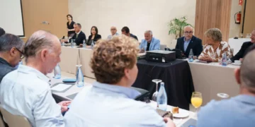 La patronal hostelera y los sindicatos retoman los contactos y se emplazan a negociar un nuevo convenio