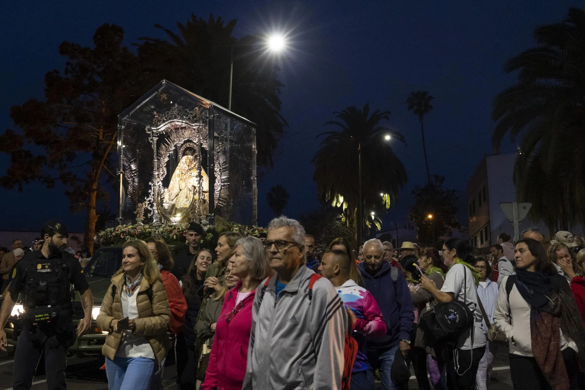 rss-efef18b87dde3e71a87f6d6e71997c7da4728c5b4adw Miles de católicos acompañan en procesión a imagen de la Virgen del Pino, patrona de Gran Canaria, desde su basílica en Teror hasta la catedral de Santa Ana, en Las Palmas, once años después de su última 'Bajada', para celebrar el Año Jubilar de la Esperanza. EFE/ Quique Curbelo
