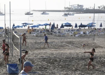 La bandera azul onderá este verano en 47 playas de Canarias, nueve menos que en 2024