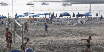 La bandera azul onderá este verano en 47 playas de Canarias, nueve menos que en 2024