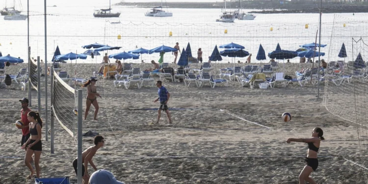 La bandera azul onderá este verano en 47 playas de Canarias, nueve menos que en 2024
