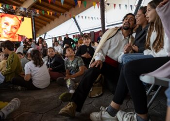 Más de 400 niños de El Hierro participan en un concierto didáctico de Los Sabandeños con motivo del Mes de Canarias