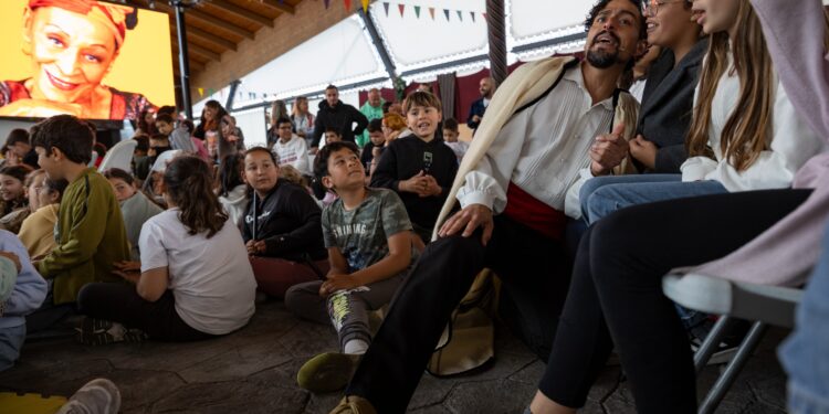 Más de 400 niños de El Hierro participan en un concierto didáctico de Los Sabandeños con motivo del Mes de Canarias