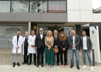 Esther Monzón visita la Clínica Bandama para conocer el servicio de Estimulación Magnética Transcraneal