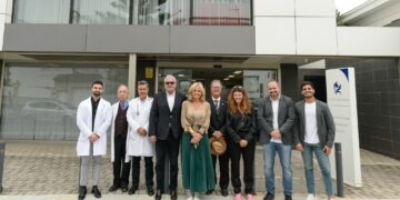 Esther Monzón visita la Clínica Bandama para conocer el servicio de Estimulación Magnética Transcraneal