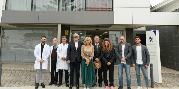 Esther Monzón visita la Clínica Bandama para conocer el servicio de Estimulación Magnética Transcraneal