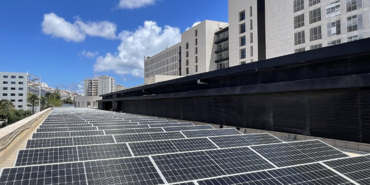 El Insular Materno-Infantil avanza en su estrategia ambiental con la instalación de paneles solares