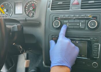 Hallados 20 kilogramos de metanfetamina ocultos en una sofisticada trampilla en un vehículo en el puerto de Denia (Alicante)