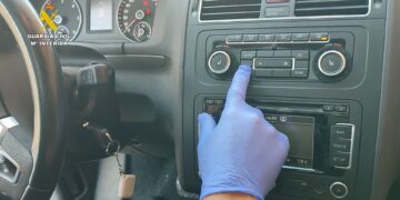 Hallados 20 kilogramos de metanfetamina ocultos en una sofisticada trampilla en un vehículo en el puerto de Denia (Alicante)