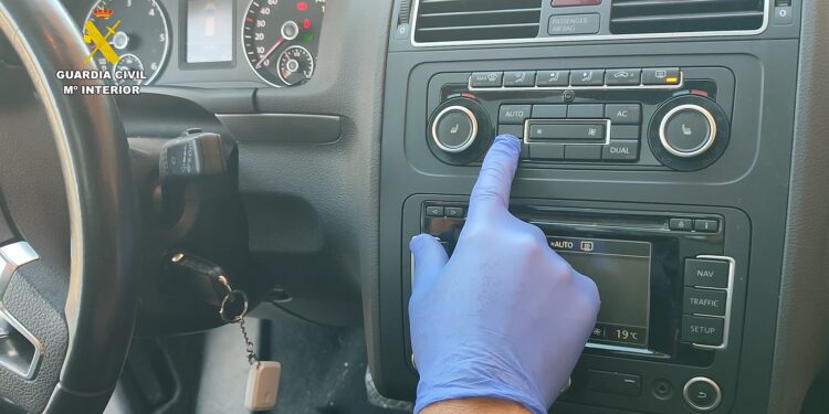 Hallados 20 kilogramos de metanfetamina ocultos en una sofisticada trampilla en un vehículo en el puerto de Denia (Alicante)