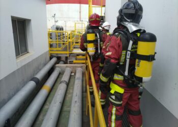 Agente de los Bomberos de Las Palmas de Gran Canaria en el simulacro en una petrolera del Puerto de La Luz