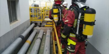 Agente de los Bomberos de Las Palmas de Gran Canaria en el simulacro en una petrolera del Puerto de La Luz