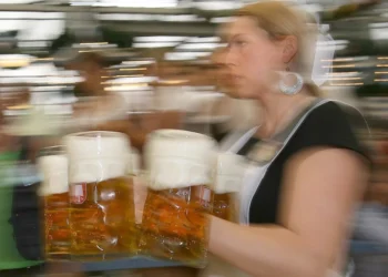 El beneficio del alcohol, el «disparate» negacionista más difícil de desmontar en la consulta