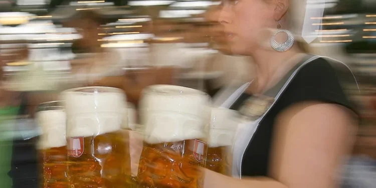 El beneficio del alcohol, el «disparate» negacionista más difícil de desmontar en la consulta