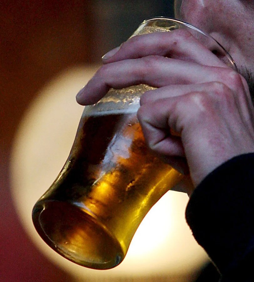 alcohol Un cliente bebe una pinta de cerveza