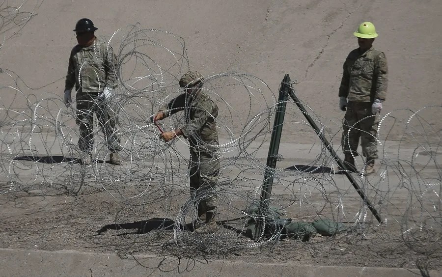 asilo-eeuu Integrantes de la Guardia Nacional de Texas instalan alambres de púas en la frontera con México este miércoles, en Ciudad Juárez (México).