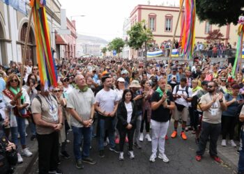 Carolina Darias junto a la corporación municipal acompañando a la Virgen del Pino durante su regreso a la basílica de Teror (2)