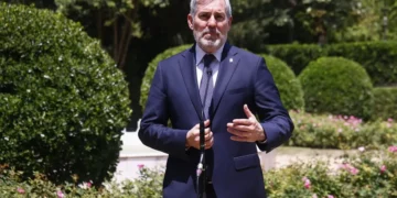 Clavijo prevé una reunión con el Gobierno la próxima semana ante la «crisis humanitaria» que vive Canarias