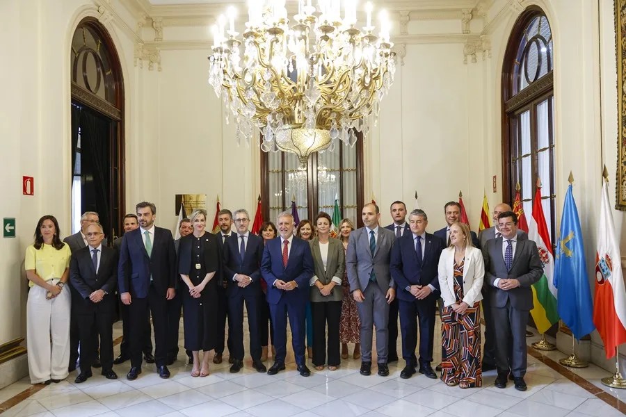 conferencia-presidentes-2 El ministro de Política Territorial, Ángel Víctor Torres (c), posa en fotografía de familia con los asistentes al comité preparatorio de la Conferencia de Presidentes
