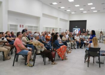 Darias durante el encuentro vecinal celebrado en el centro cultural Jesús Arencibia con representantes de 21 asociaciones y colectivos vecinales