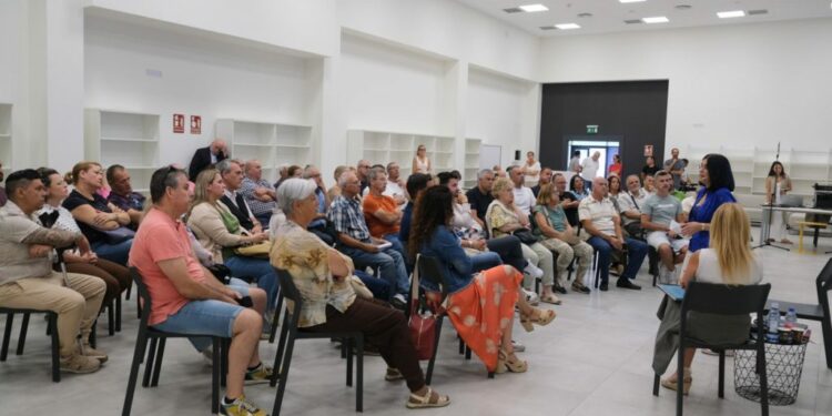 Darias durante el encuentro vecinal celebrado en el centro cultural Jesús Arencibia con representantes de 21 asociaciones y colectivos vecinales
