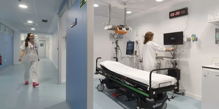 La falta de enfermeras en España se enquista y también la desigualdad: Navarra casi duplica a Murcia