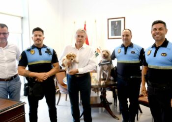El alcalde. con la cachorra Moka y junto a la perra Peka, con el oficial y el agente de la unidad canina, el comisario jefe y el concejal de Seguridad y Emergencias