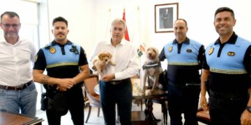 El alcalde. con la cachorra Moka y junto a la perra Peka, con el oficial y el agente de la unidad canina, el comisario jefe y el concejal de Seguridad y Emergencias