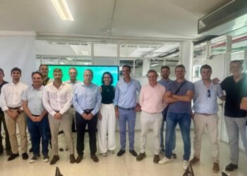 El alcalde Marco Aurelio Pérez con los ponentes y asistentes a la jornada técnica sobre iluminación inteligente