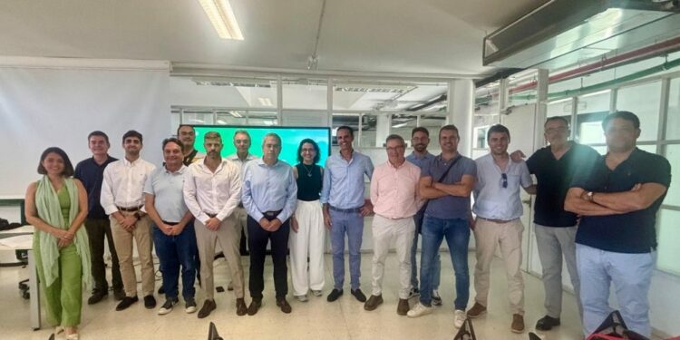 El alcalde Marco Aurelio Pérez con los ponentes y asistentes a la jornada técnica sobre iluminación inteligente