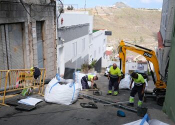 El Ayuntamiento inicia las obras para mejorar la red de saneamiento en el barrio de Tenoya 2