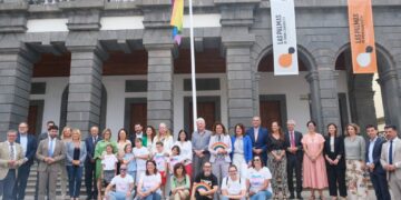 El Ayuntamiento iza la bandera LGTBI+ y firma un acuerdo declarativo con motivo del Día Internacional del Orgullo 1