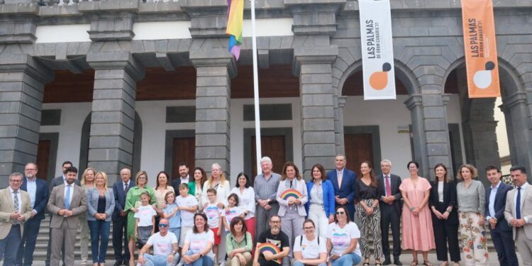 El Ayuntamiento iza la bandera LGTBI+ y firma un acuerdo declarativo con motivo del Día Internacional del Orgullo 1