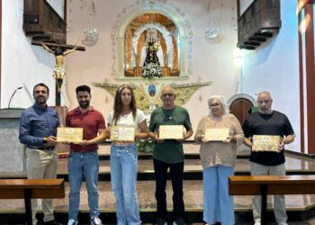 El concejal de Limpieza, Héctor Alemán, segundo por la izquierda, junto al resto de personas homenajeadas por la comisión.