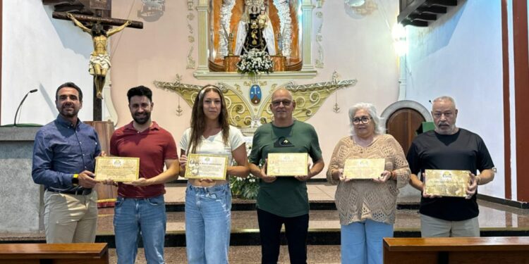 El concejal de Limpieza, Héctor Alemán, segundo por la izquierda, junto al resto de personas homenajeadas por la comisión.