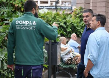 El concejal de Sanidad, Alberto Cabo, junto a operarios de la empresa de plagas en la plaza del Charco