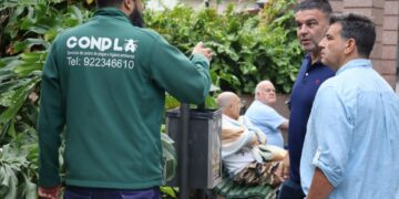 El concejal de Sanidad, Alberto Cabo, junto a operarios de la empresa de plagas en la plaza del Charco