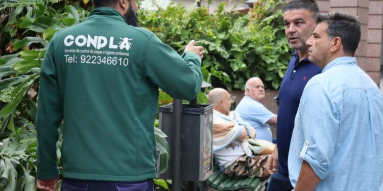 El concejal de Sanidad, Alberto Cabo, junto a operarios de la empresa de plagas en la plaza del Charco