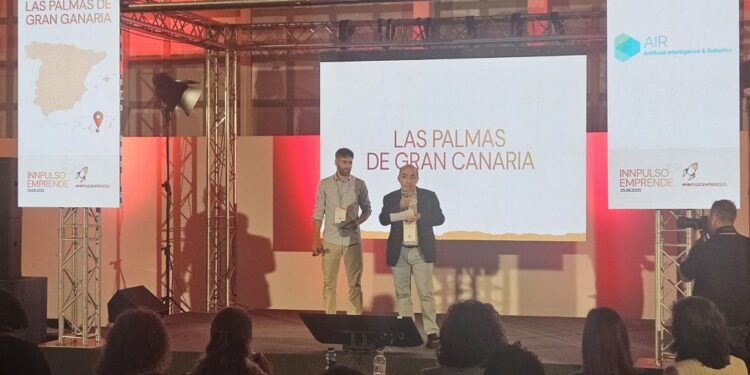 El coordinador general de Modernización del Ayuntamiento, Roberto Moreno, interviene en 'Innpulso Emprende' junto al cofundador de AIR, Víctor Hernández