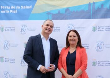 El dermatólogo Agustín Viera y la concejala de Bienestar Social, Carmen Luz Vargas, presenta la XI Feria de la Salud de la Piel