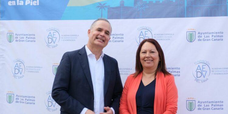 El dermatólogo Agustín Viera y la concejala de Bienestar Social, Carmen Luz Vargas, presenta la XI Feria de la Salud de la Piel
