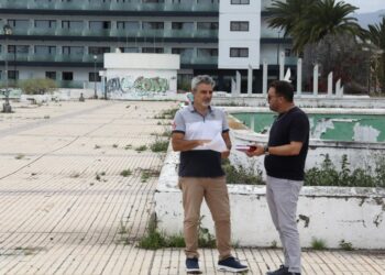 El edil David Hernández visita las instalaciones de la antigua estación de guaguas con el arquitecto municipal(I)