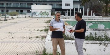El edil David Hernández visita las instalaciones de la antigua estación de guaguas con el arquitecto municipal(I)