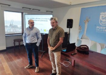 El investigador y profesor de la ULL, Oswaldo Ledesma, junto al edil David Hernández