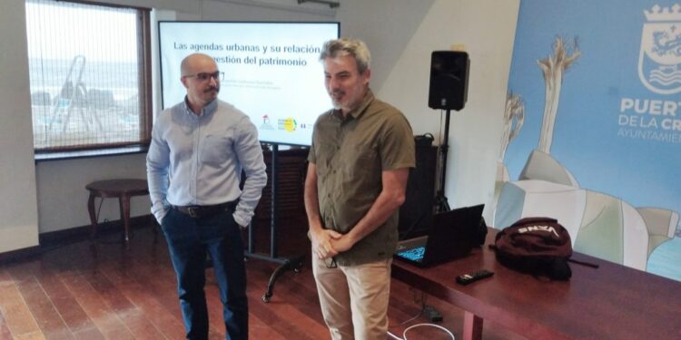 El investigador y profesor de la ULL, Oswaldo Ledesma, junto al edil David Hernández